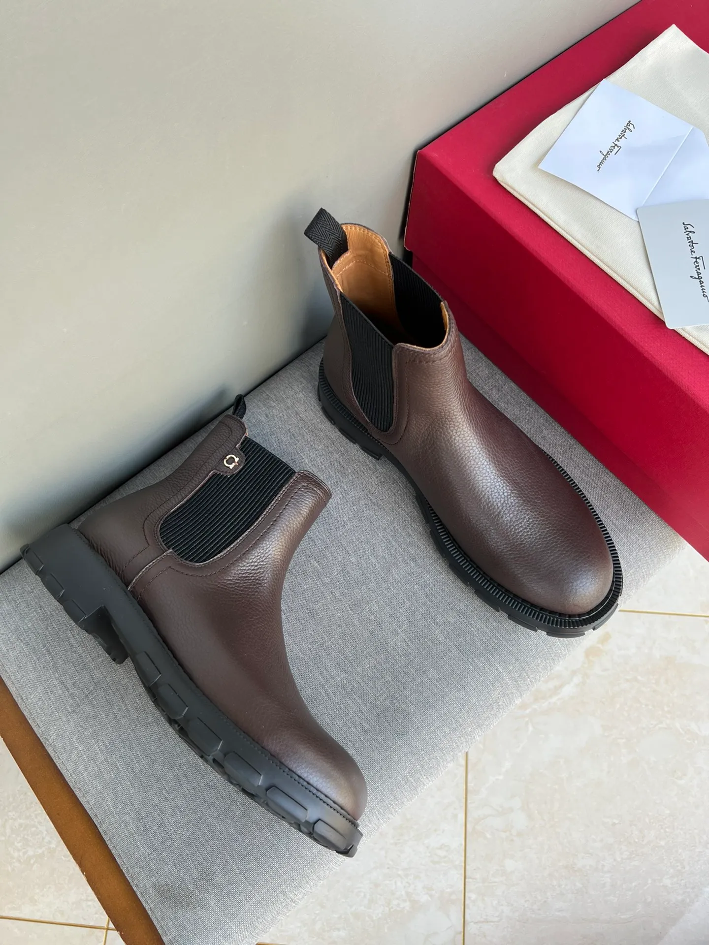 [Ferragamo] Top P: 1000💰 Number of yards: 39~44 (38.45 custom-made, non-refundable) Ferragamo winter series, original 1:1 development, casual men's short boots, original quality, exclusive new Ferragamo autumn and winter new high-top men's shoes, exquisite hand-stitching, workmanship details comparable to counters, imported calfskin upper, cowhide lining, original foam outsole.